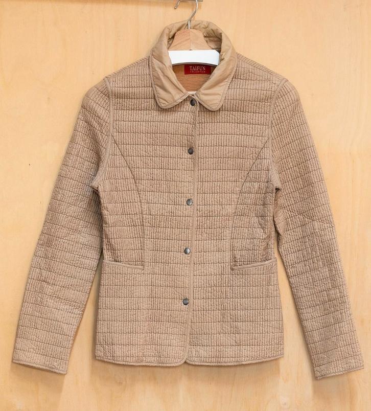 Taifun old money style beige quilted jasje met knoopjes 38 M, Kleding | Dames, Jasjes, Kostuums en Pakken, Zo goed als nieuw, Maat 38/40 (M)