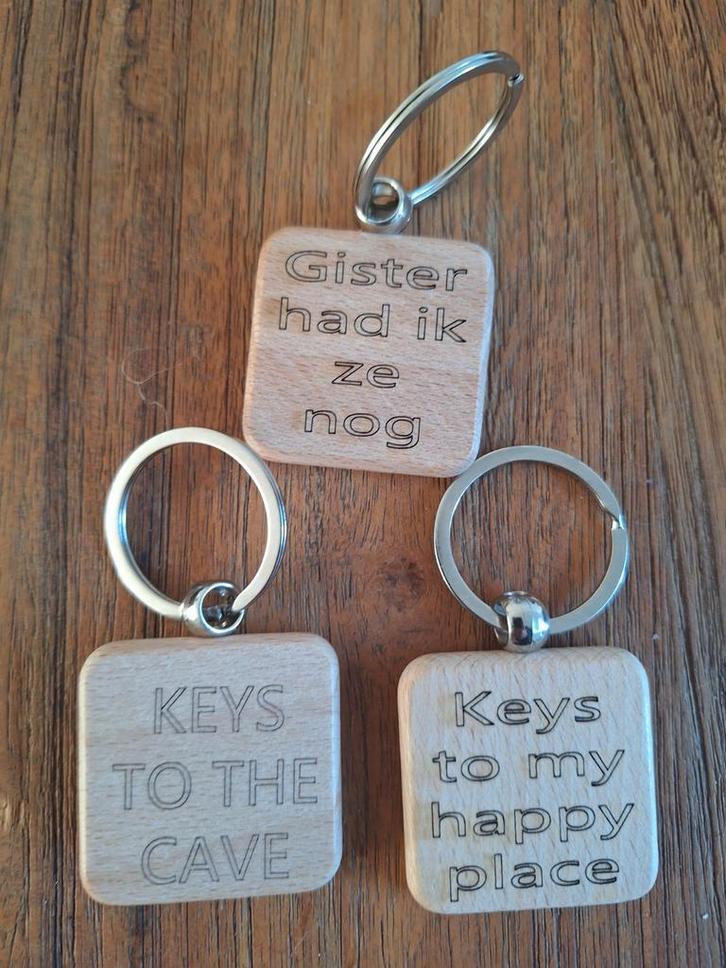 3 Nieuwe houten sleutelhangers met grappige teksten, Verzamelen, Sleutelhangers, Ophalen of Verzenden