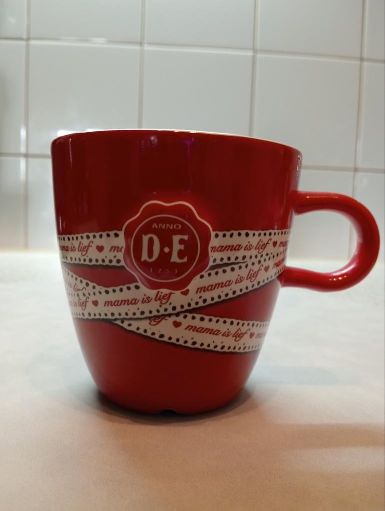 Limited Edition mok Douwe Egberts-moederdag, Mama is lief, Keramiek, Nieuw, Ophalen of Verzenden, Overige stijlen