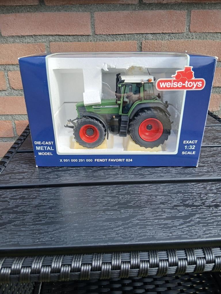 Fendt 824 favorit., Ophalen of Verzenden, Zo goed als nieuw, Tractor of Landbouw, Universal Hobbies