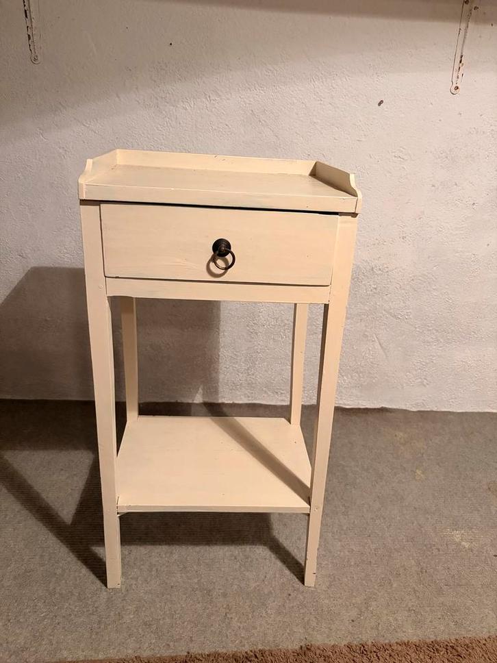 Crèmekleurig bedtafeltje met lade en plankje - Hoogte 50 cm, Huis en Inrichting, Slaapkamer | Nachtkastjes, Gebruikt, Minder dan 55 cm