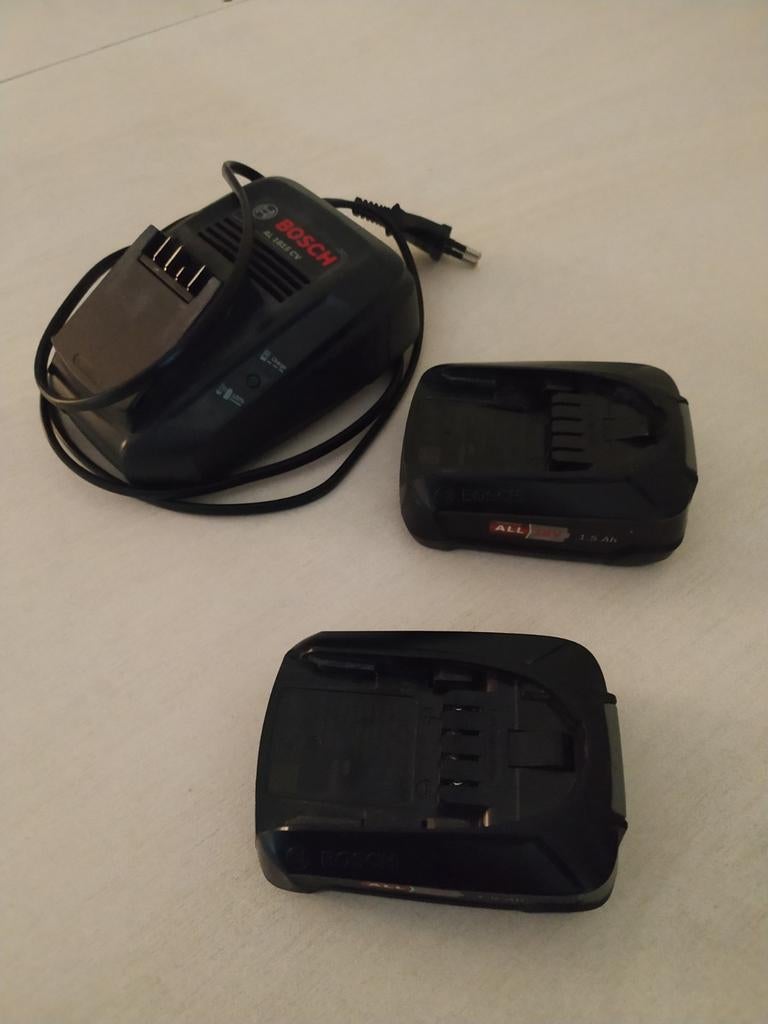 Bosch 18V accu's (2x 1.5Ah) met oplader, Ophalen, Gebruikt