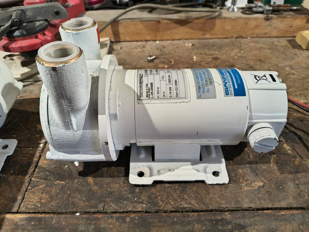 24 Volt Pompen en Warmtewisselaar, Watersport en Boten, Ophalen of Verzenden, Gebruikt, Motor en Techniek, Zeilboot of Motorboot
