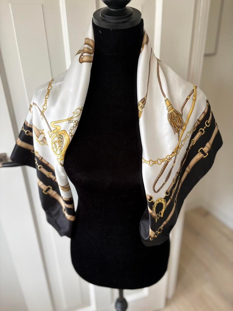 Zwart ecru vierkante shawl Hermeslook izgst, satijn, Ophalen of Verzenden, Zo goed als nieuw, Maat 46/48 (XL) of groter, Sjaal