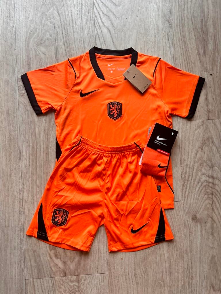 WK tenue 128 Nederlands elftal gratis sokken, Kinderen en Baby's, Kinderkleding | Maat 140, Ophalen of Verzenden, Zo goed als nieuw