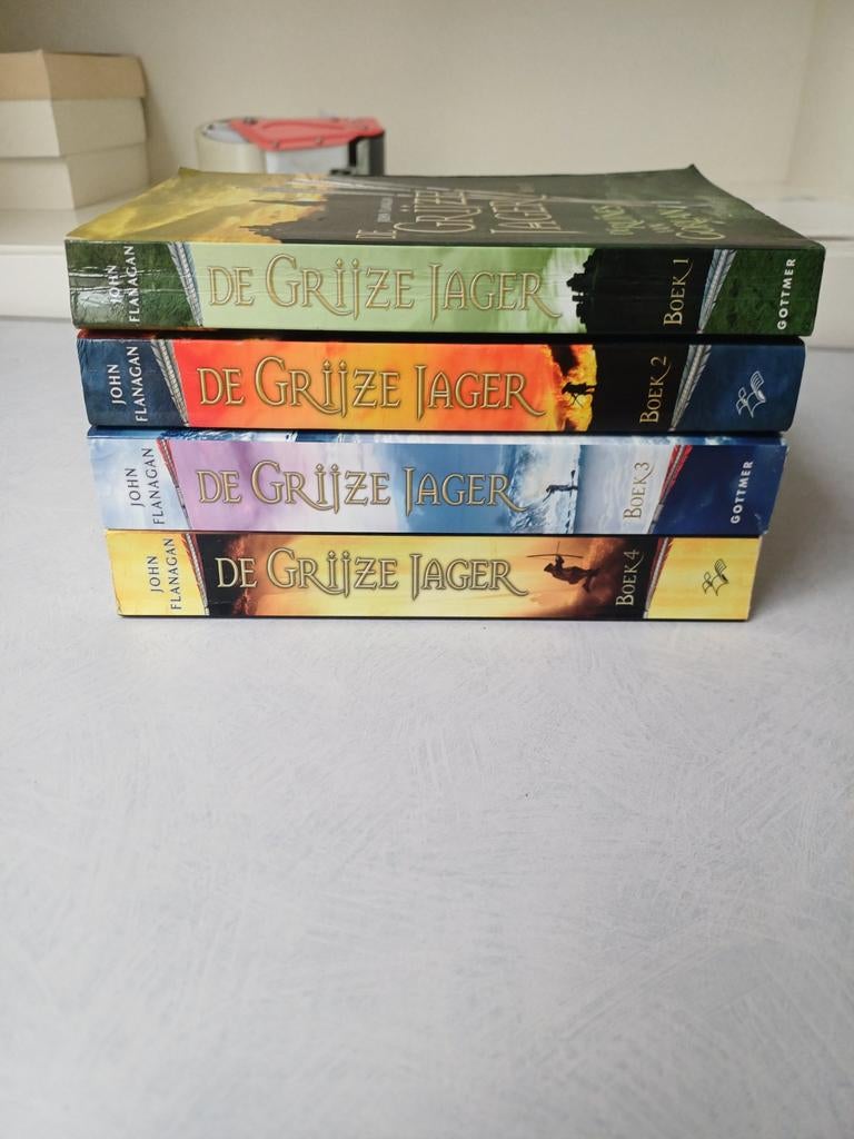 Grijze jager 1 tm 4, Boeken, Fantasy, Gelezen, Ophalen of Verzenden