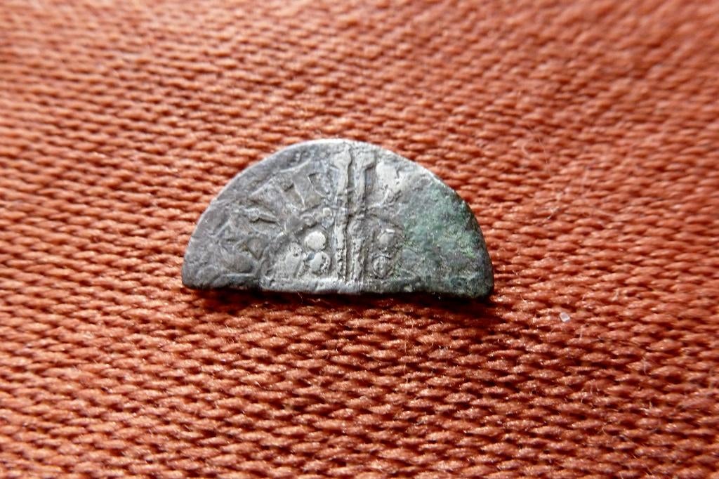 Vroeg middeleeuwse zilveren munt; bodemvondst!, Postzegels en Munten, Munten | Nederland, Vóór koninkrijk, Zilver, Losse munt