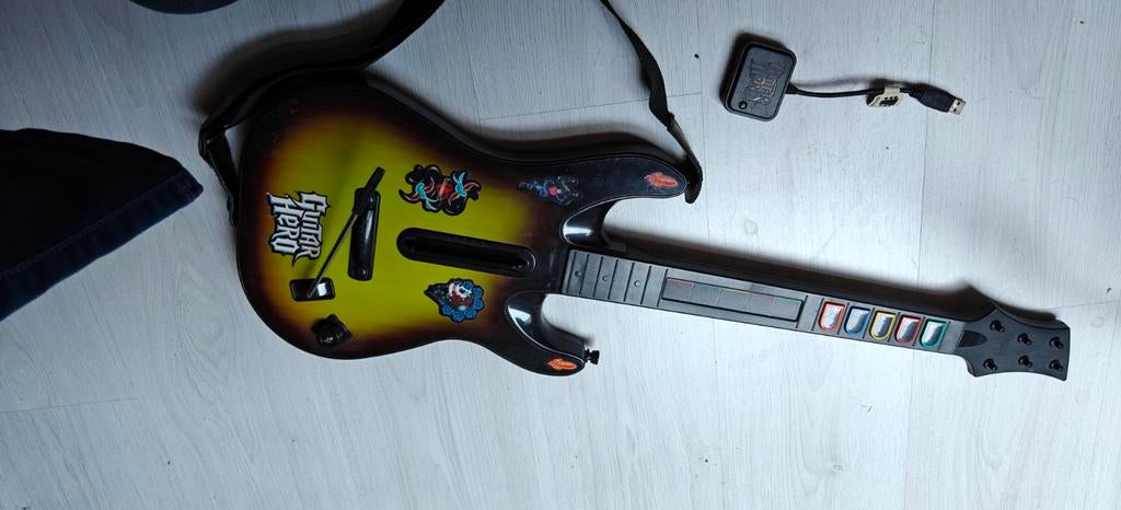 Guitar Hero 5 met gitaar en dongle (werkend), Muziek, Gebruikt, Eén computer, Ophalen of Verzenden