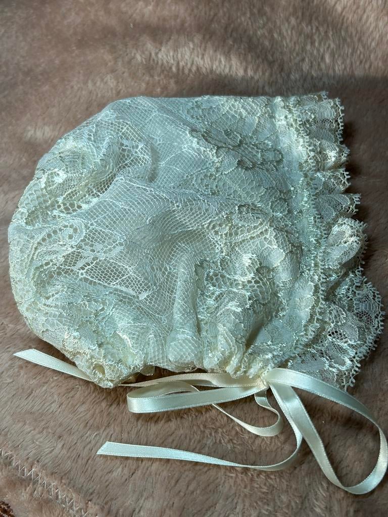 Poppen beren mutsje, mooie kanten stof, Verzamelen, Poppen, Nieuw, Ophalen of Verzenden, Accessoires, X