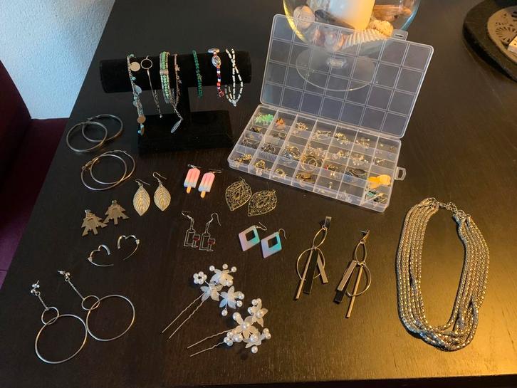 Partijtje sieraden en sieradenaccessoires, van alles wat, Sieraden, Tassen en Uiterlijk, Oorbellen, Zo goed als nieuw, Overige materialen