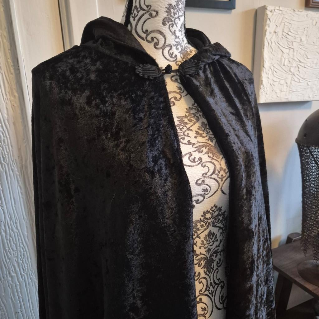 Zwarte fluwelen cape met capuchon en voering, Kleding | Dames, Onbekend, Ophalen, Zo goed als nieuw