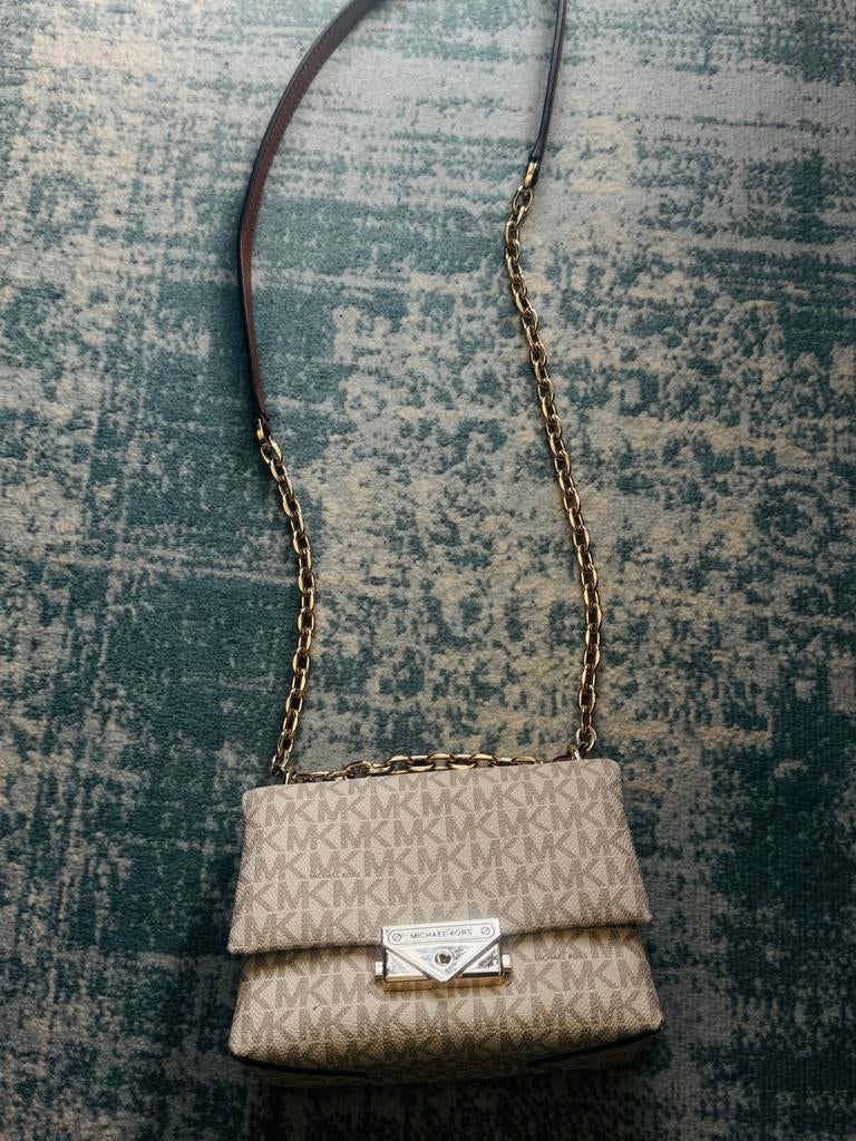 Michael Kors Schoudertasje - Zo goed als nieuw, Ophalen of Verzenden, Zo goed als nieuw, Beige, Schoudertasje