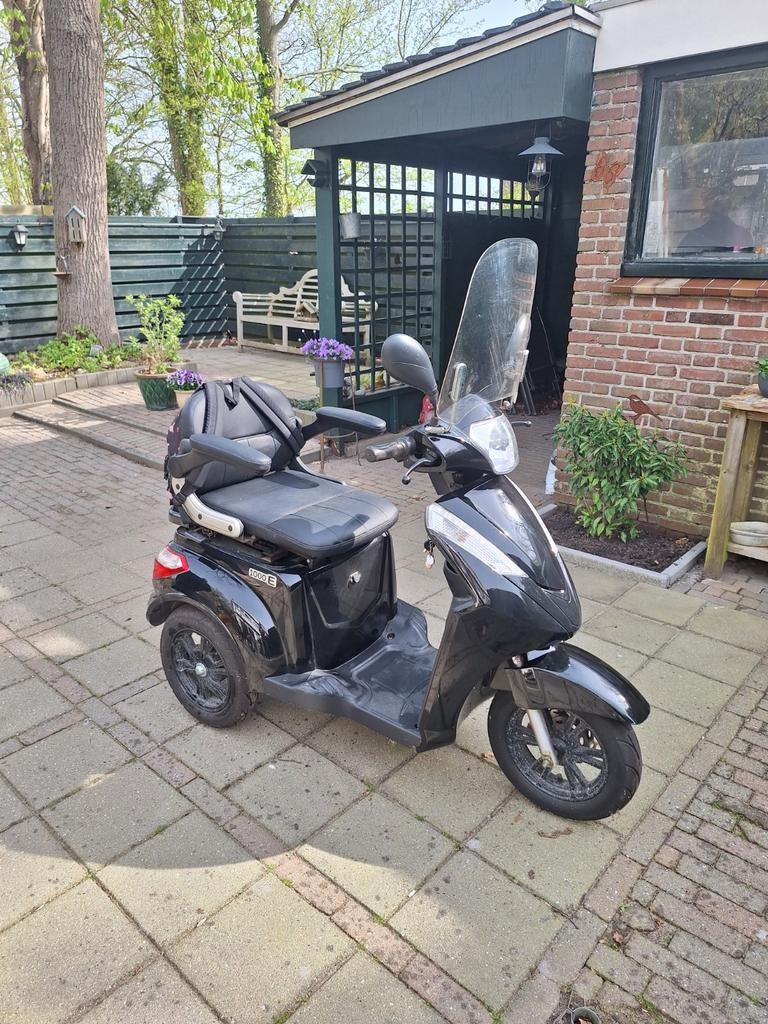Nette zwarte scootmobiel - IVA E1000, Gebruikt, 16 km/u of meer, 46 km of meer, Ophalen