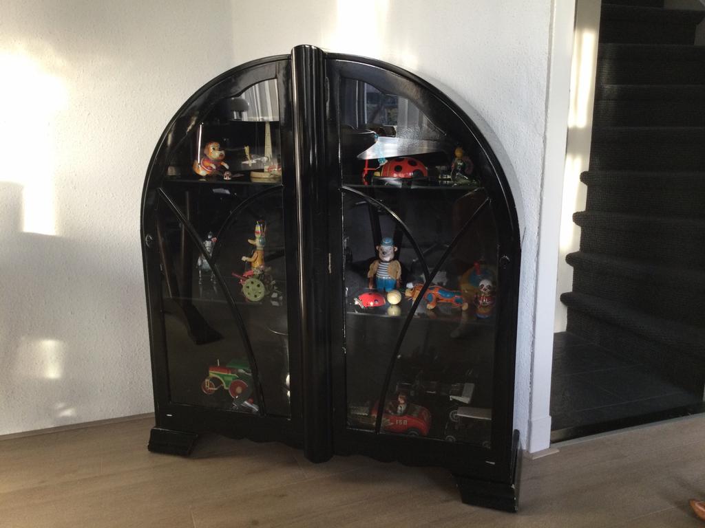 Zwarte vitrine, 100 tot 150 cm, 100 tot 150 cm, Ophalen of Verzenden, 25 tot 50 cm