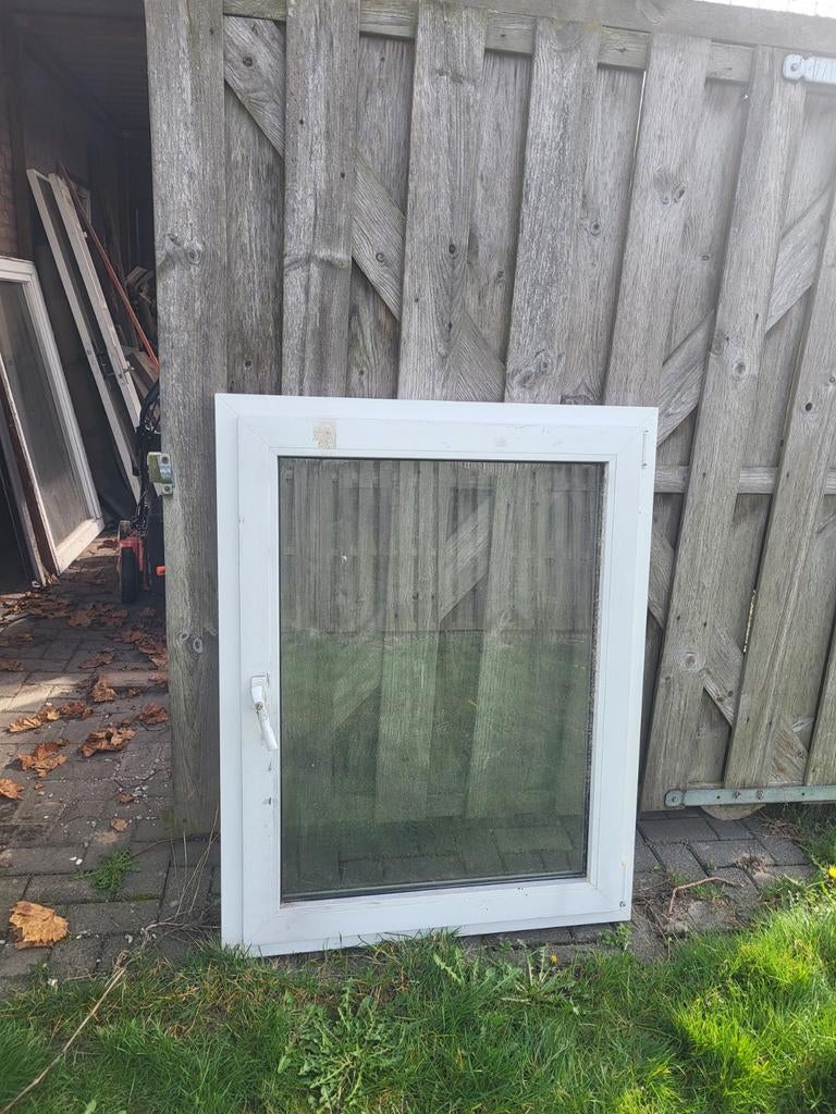 Kunststof kozijn 94x120 cm, Doe-het-zelf en Verbouw, Kozijnen en Schuifpuien, Kunststof, Gebruikt, Raamkozijn, Inclusief glas