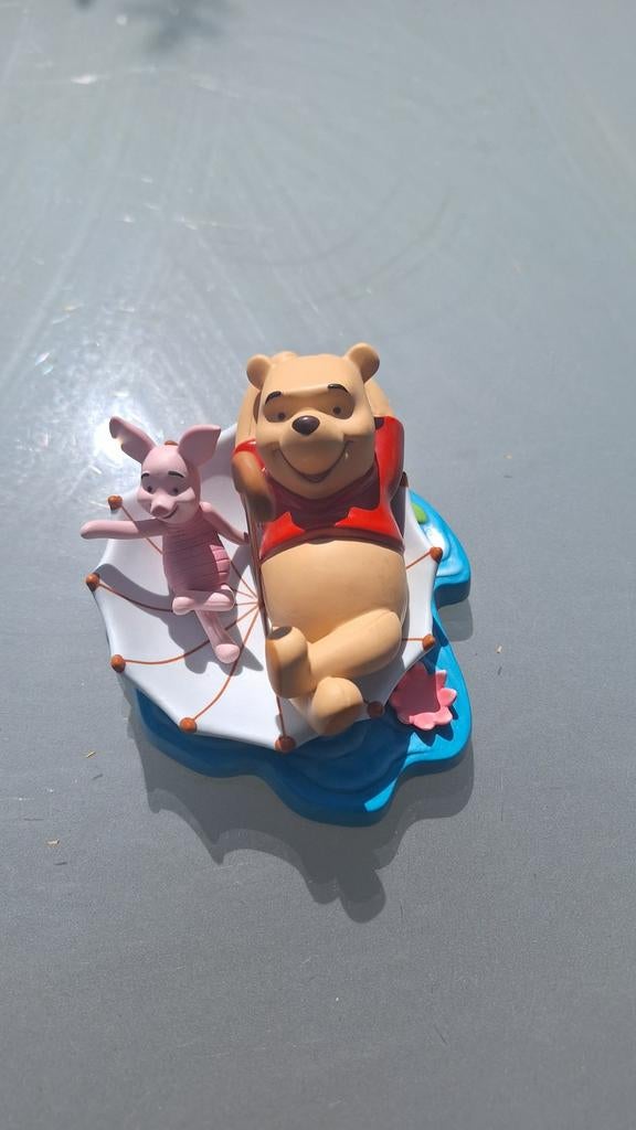 Winnie de Poeh en Knorretje beeldje op paraplu, Verzamelen, Disney, Ophalen of Verzenden, Winnie de Poeh of vrienden, Nieuw, Beeldje of Figuurtje