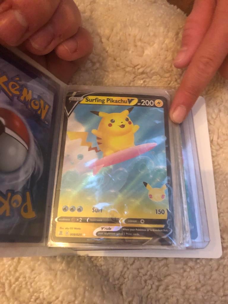Pokémon Kaart: Surfing Pikachu V (008/025) - Celebrations, Hobby en Vrije tijd, Verzamelkaartspellen | Pokémon, Ophalen of Verzenden