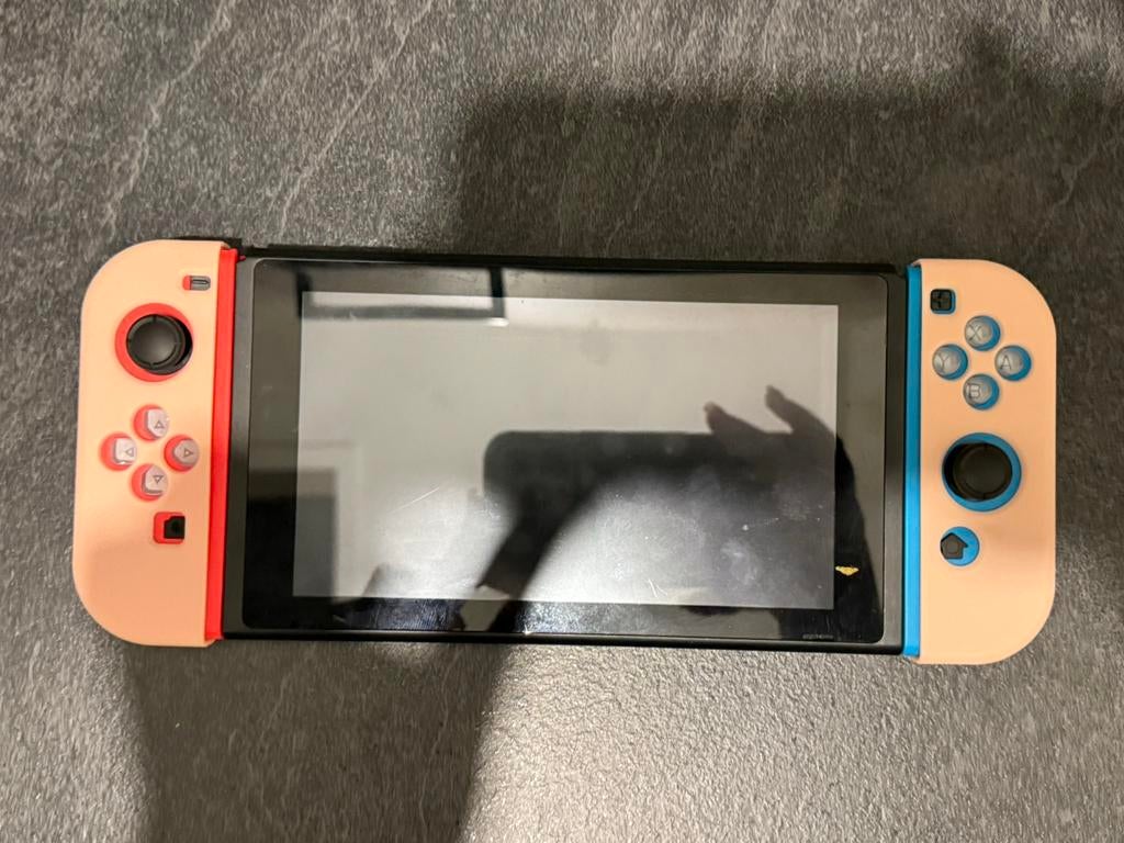 Nintendo Switch met Mario Kart 8 deluxe, Spelcomputers en Games, Spelcomputers | Nintendo Switch, Ophalen, Zo goed als nieuw, Met 2 controllers