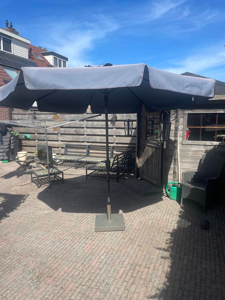 Madison Parasol Blauw met Granieten Voet - 3m Rond, Tuin en Terras, Stokparasol, Verstelbaar, Gebruikt, 2 tot 3 meter