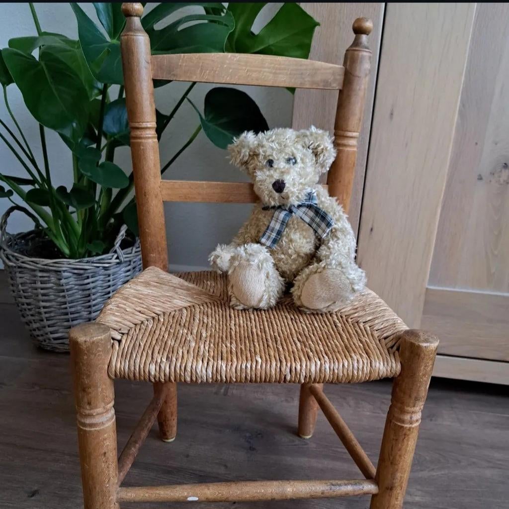 Vintage houten kinderstoeltje rieten zitting zithoogte 26 cm, Kinderen en Baby's, Ophalen of Verzenden, Gebruikt, Stoel(en)
