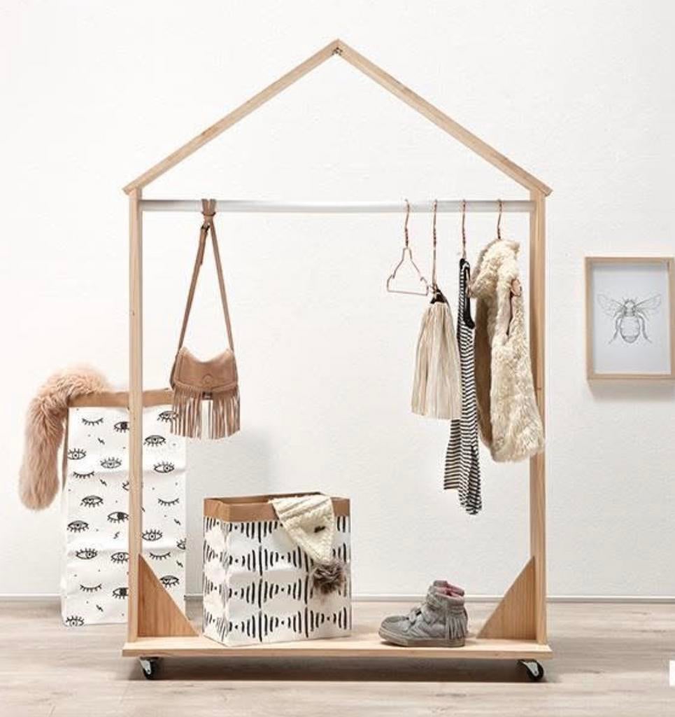 Houten kledingrek huisje op wieltjes kinderkamer, Ophalen, 100 tot 150 cm, Zo goed als nieuw, Grenenhout