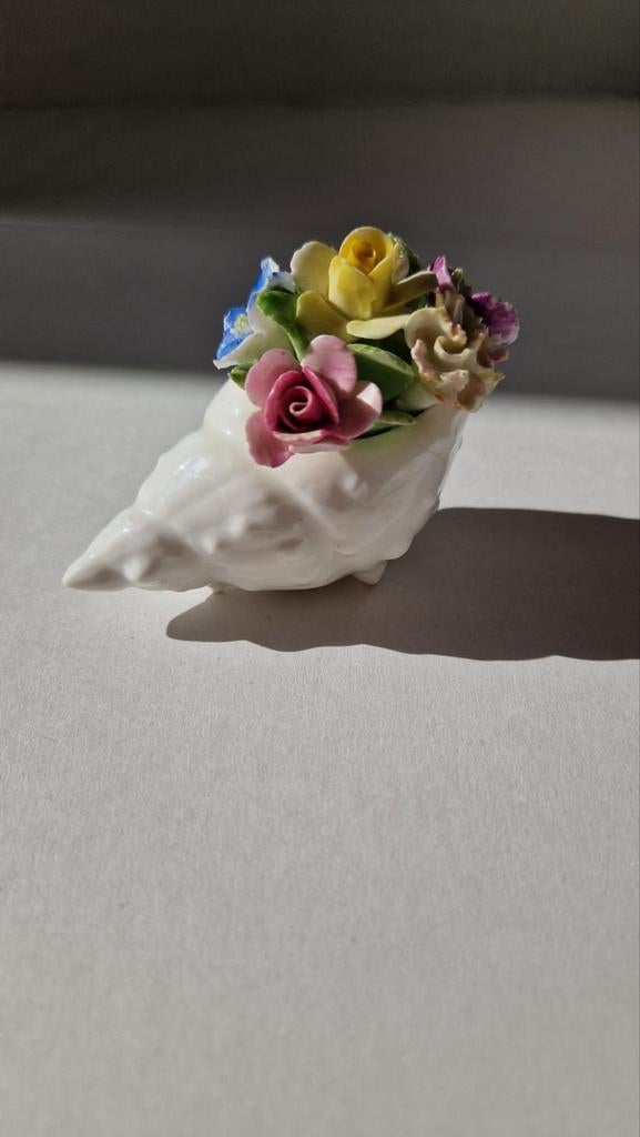 Royal Adderley Floral miniatuur schelpvaasje met bloemen, Ophalen of Verzenden