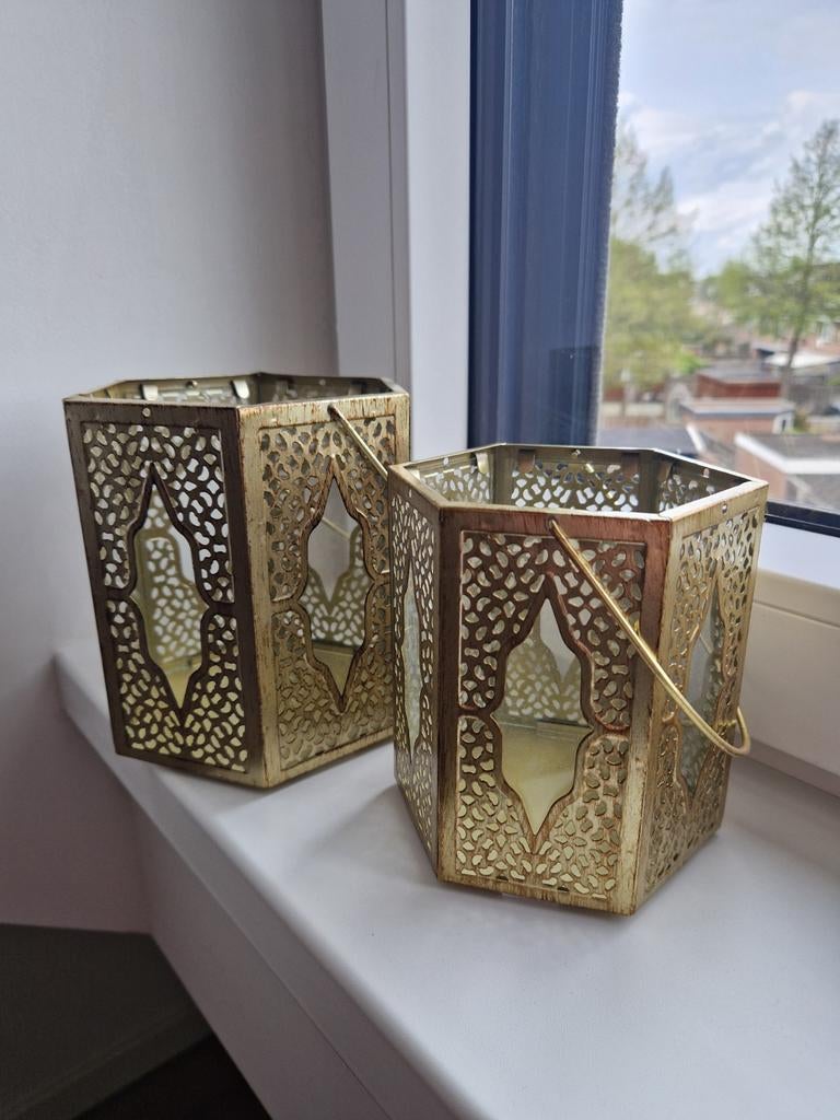 Twee goudkleurige windlichten, Huis en Inrichting, Overige materialen, Gebruikt, Overige kleuren, 25 tot 50 cm