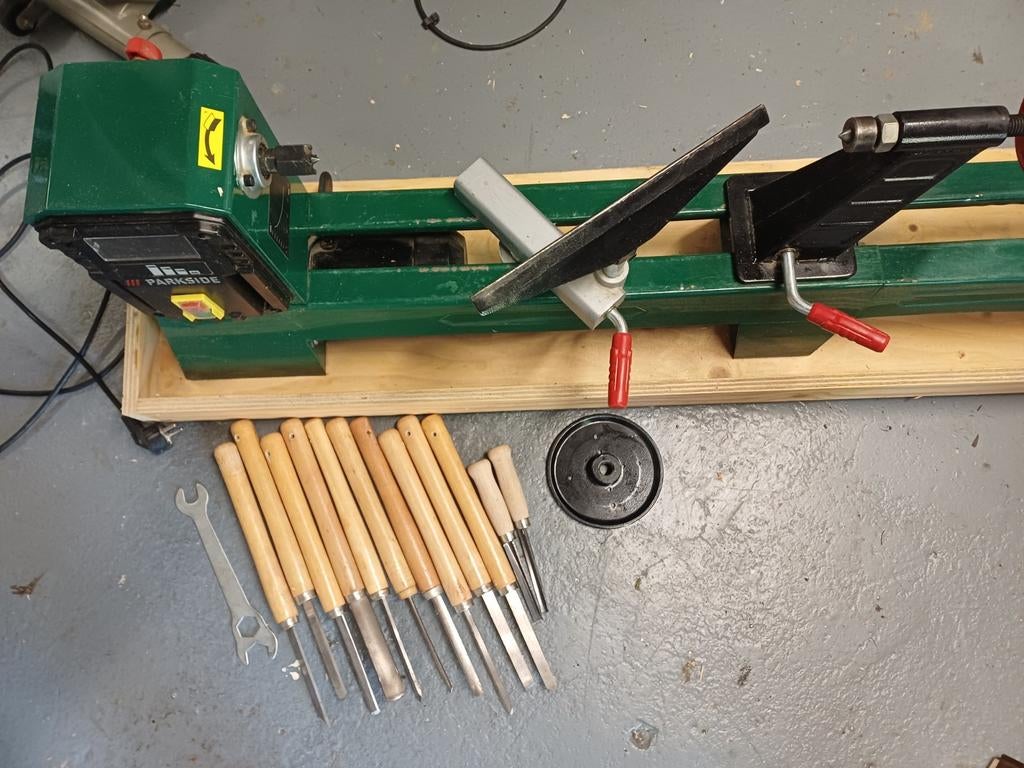 Houtdraaibank met veel beitels, Ophalen, Gebruikt