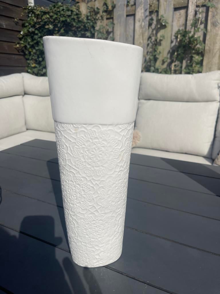 Witte vaas met reliëfpatroon,, Ophalen, Kunststof, Rond, Zo goed als nieuw