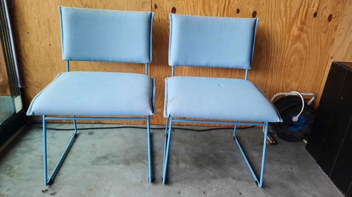 2 stevige stoelen met metalen onderstel, ijsblauw, Huis en Inrichting, Stoelen, Gebruikt, Twee, Hout, Metaal, Stof, Blauw, Ophalen