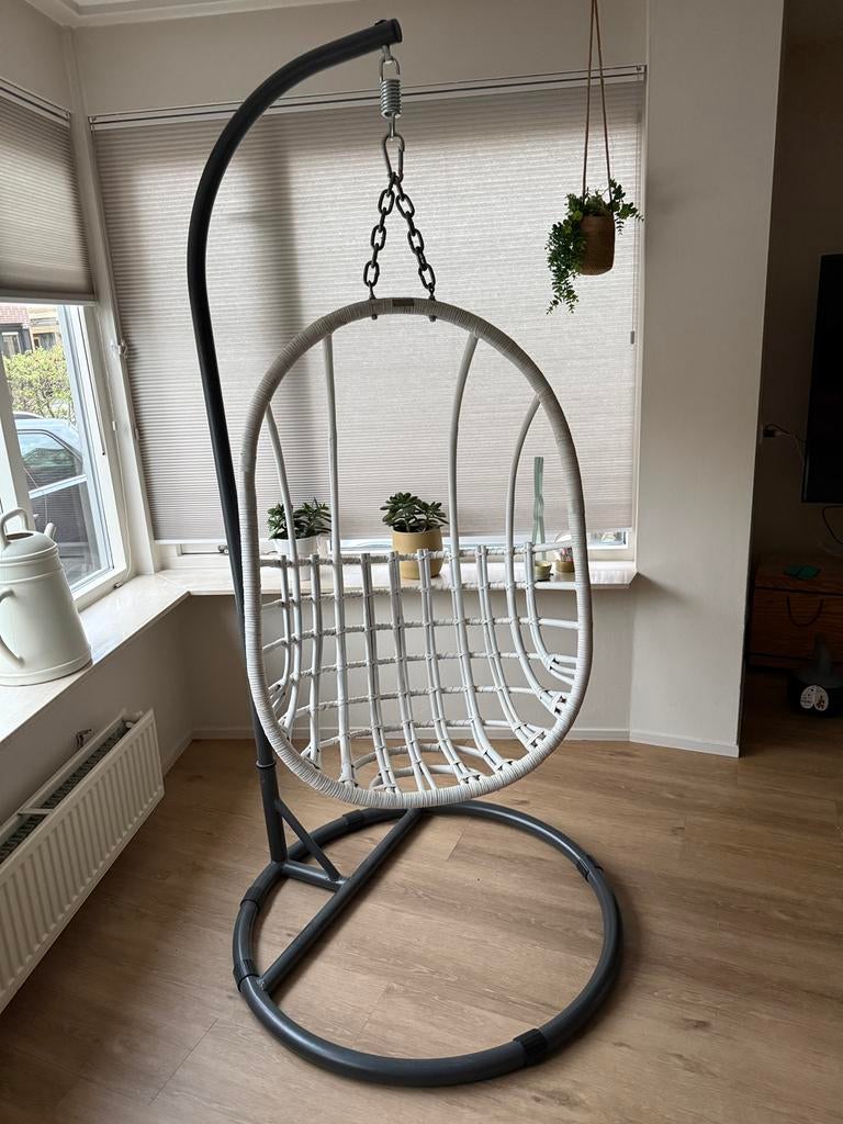 Sissy boy hangstoel met standaard egg chair rotan, Wit, Ophalen of Verzenden, Zo goed als nieuw, Metaal