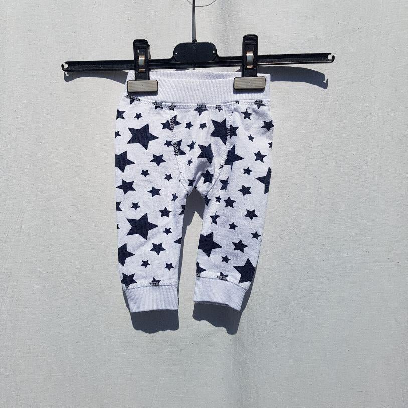 Leuk wit broekje met zwarte sterren. Mt 62. Merk Newborn, Kinderen en Baby's, Babykleding | Maat 62, Broekje, Meisje, ., Ophalen of Verzenden