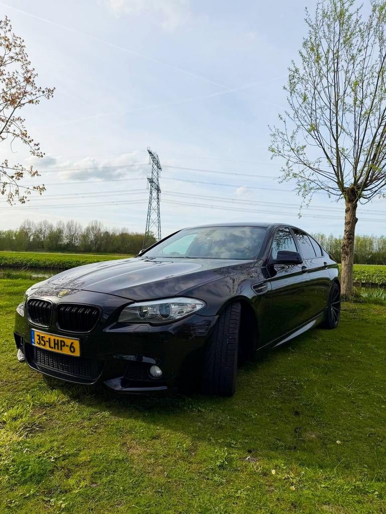 BMW 5-Serie 3.0 I 523 AUT 2010 Zwart, Auto's, Euro 5, Achterwielaandrijving, 2000 kg, Origineel Nederlands