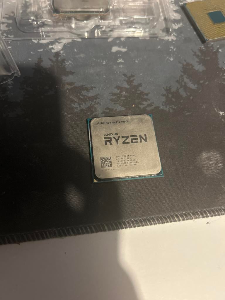 AMD Ryzen 7 2700X CPU met defecte pin - voor de handige repa, Ophalen of Verzenden, Niet werkend, 8-core, 3 tot 4 Ghz