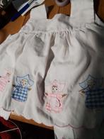 Schattig wit babyjurkje met geborduurde poppetjes 45 jaar, Kinderen en Baby's, Babykleding | Overige, Ophalen of Verzenden, Gebruikt