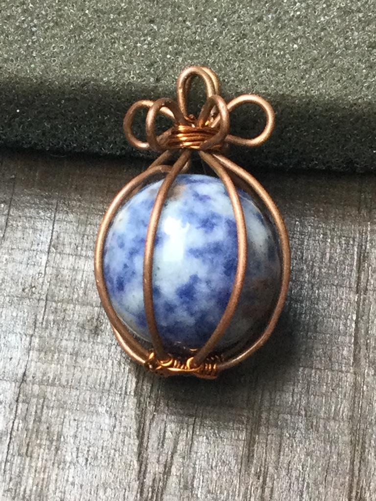 Kettinghanger van natuurlijk sodaliet en koperdraad, Overige voorstellingen, Blauw, Ophalen of Verzenden, Zo goed als nieuw