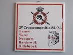 Militaria - tegel - 2e crosscompetitie 82/83., Verzamelen, Militaria | Algemeen, Ophalen of Verzenden, Landmacht, Nederland, Overige typen