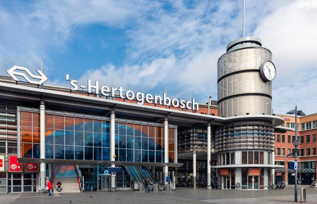 Instapklare surinaamse afhaal zaak op station Den Bosch