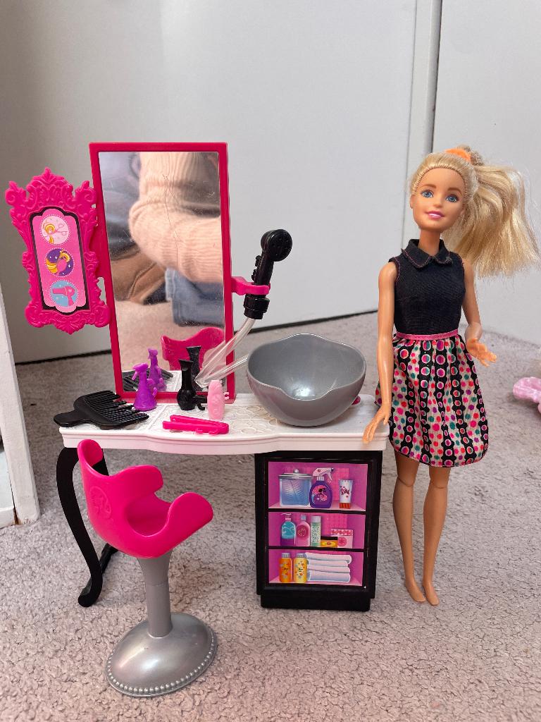 Barbie kapsalon met Barbie erbij, Ophalen of Verzenden, Zo goed als nieuw, Barbie