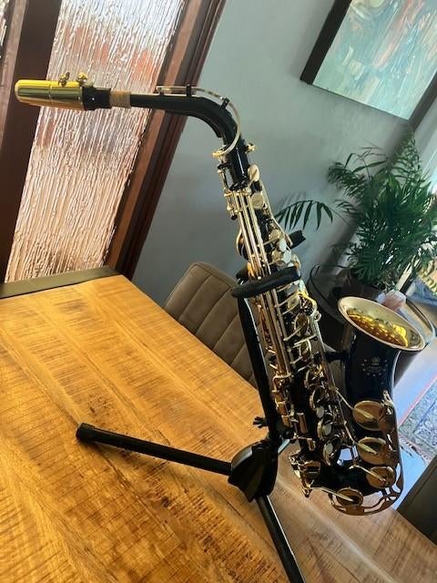 Altsaxofoon Yamaha YAS-275 Limited Black Edition, Ophalen, Zo goed als nieuw, Alt, Met koffer