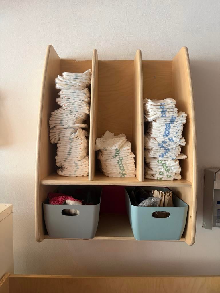 Houten wandrek met luiers en opbergbakken, Ophalen, Gebruikt