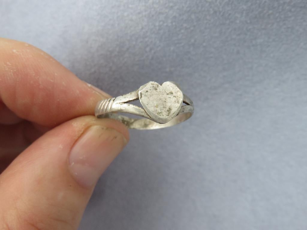 Liefdes ring met hart in zilver - 18e eeuw - bodemvondst, Ophalen of Verzenden, Zilver, Ring