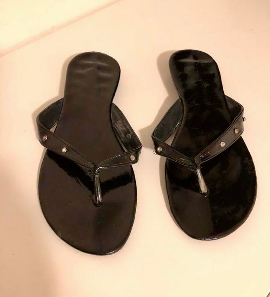 Zwarte en rode slippers met studs 2 stuks samen 10 euro, Ophalen of Verzenden, Zo goed als nieuw, Zwart, Slippers