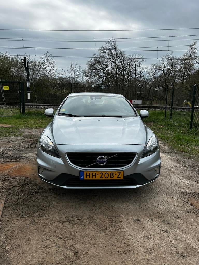 Volvo V40 2.0 D2 120PK 2015 Grijs, Auto's, Volvo, Zwart, 4 cilinders, 1969 cc, Alcantara