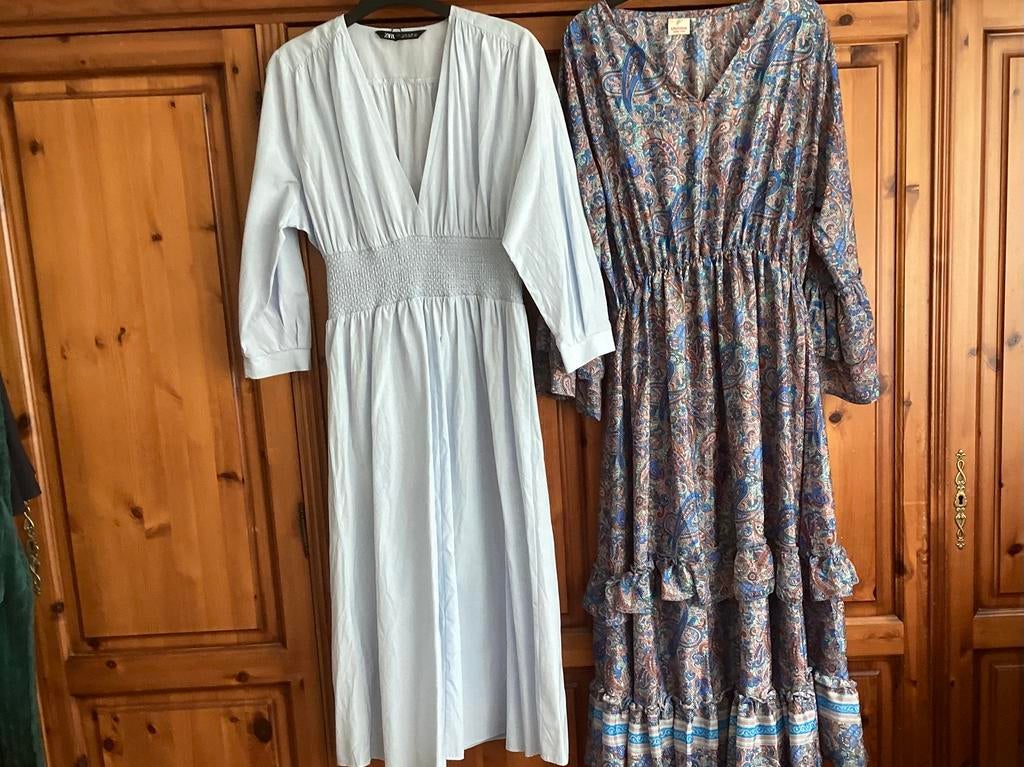 2 lange jurken, 1 spijkerstof Zara, 1 blauw met roze print, Ophalen of Verzenden, Zo goed als nieuw, Blauw, Onder de knie