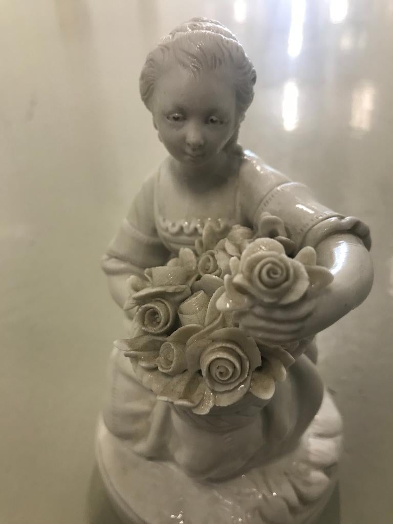 wit porselein sculptuur vrouw met bloemenmand, Ophalen of Verzenden