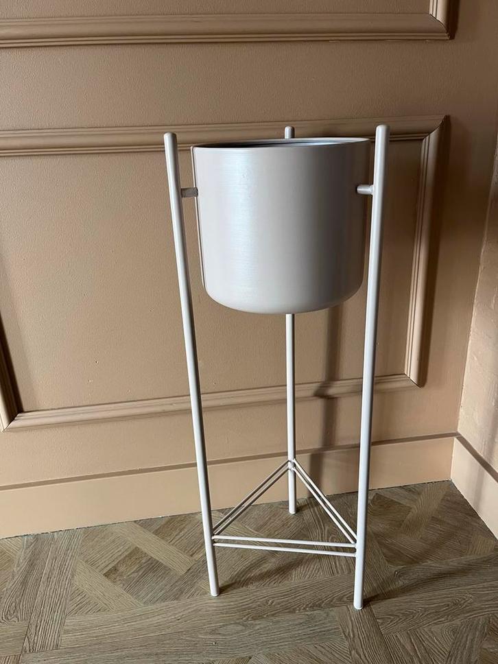 Stijlvolle Bloempot met Standaard, Tuin en Terras, Bloempotten, Zo goed als nieuw, Metaal, Binnen, 70 cm of meer, 25 tot 40 cm