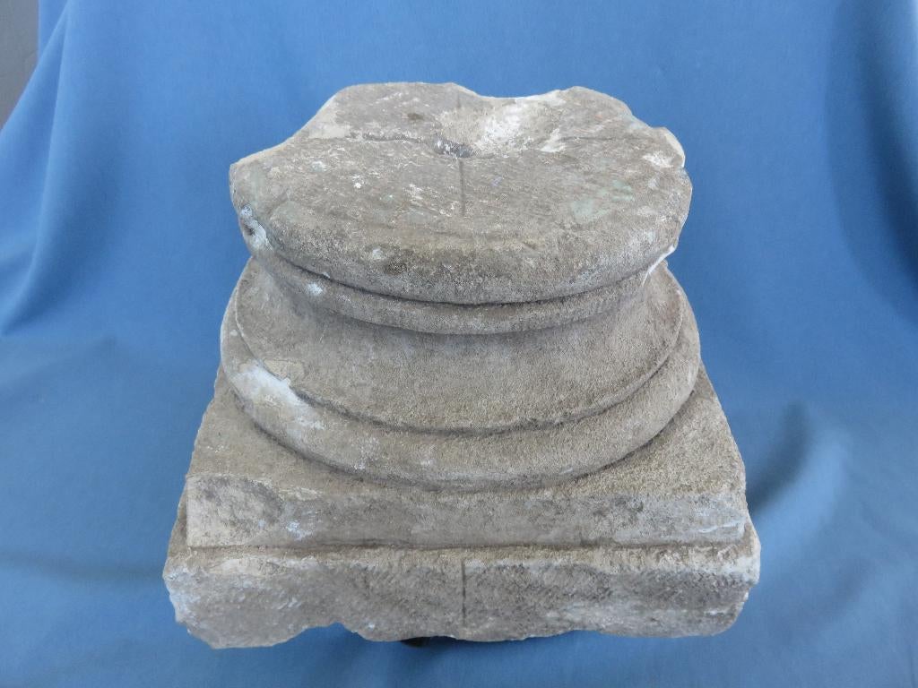 Middeleeuwen – voetstuk in steen - ca. 1400, Antiek en Kunst, Ophalen of Verzenden