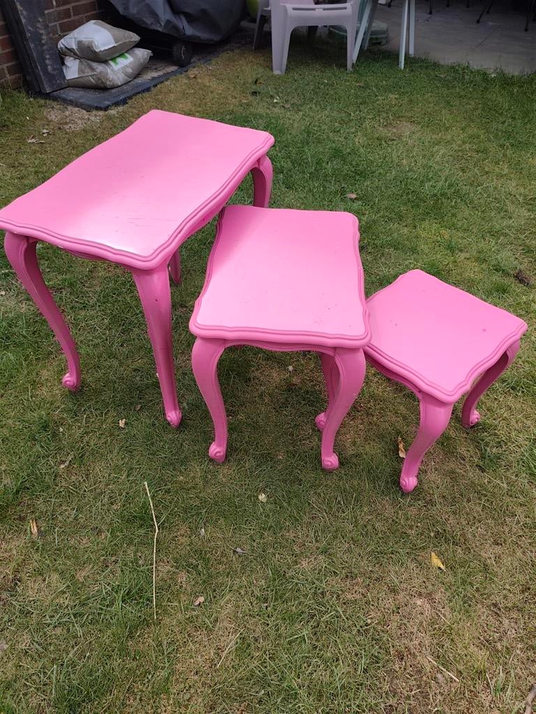 3 roze bijzettafeltjes, Ophalen