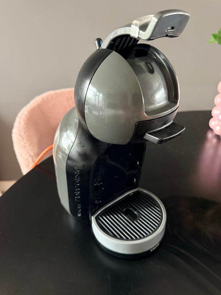 Nescafé Dolce Gusto koffiezetapparaat, Gebruikt, Koffiemachine, Ophalen of Verzenden, Koffiepads en cups